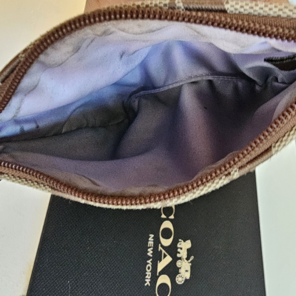 Coach change purse. Color: Brown - Picture 6 of 11